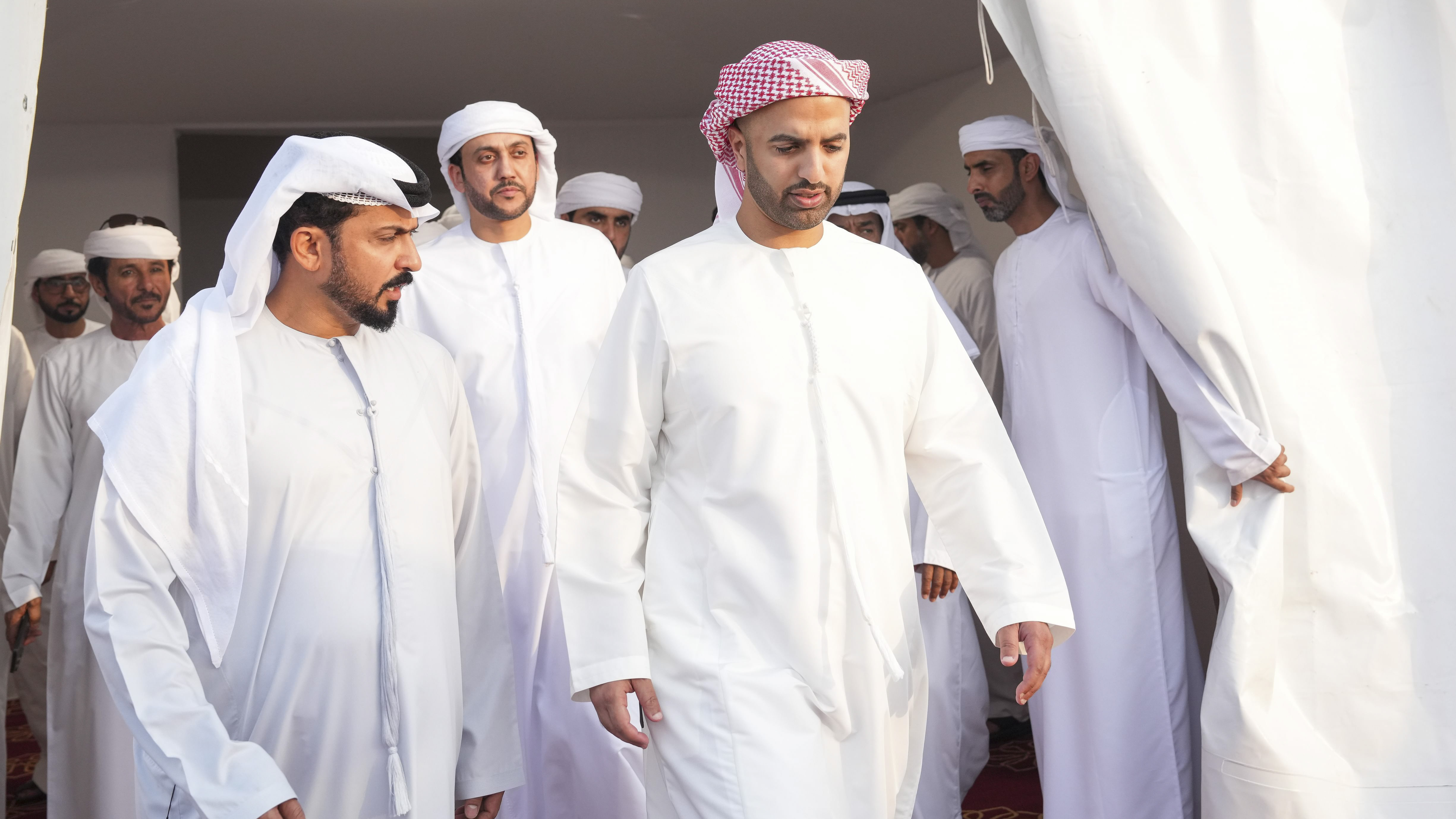 محمد بن سعود يقدم واجب العزاء في وفاة سعيد راشد العابدي