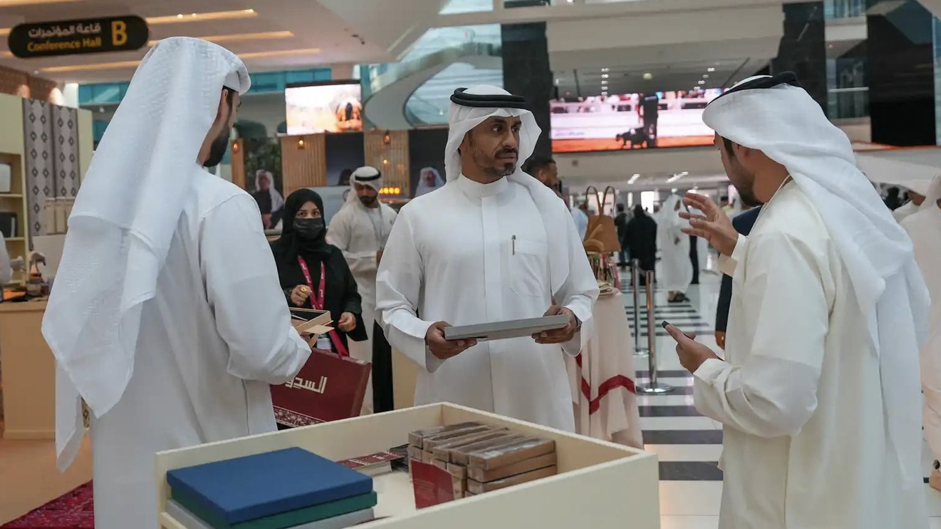 مدير معهد الشارقة للتراث يزور معرض أبوظبي الدولي للصيد والفروسية