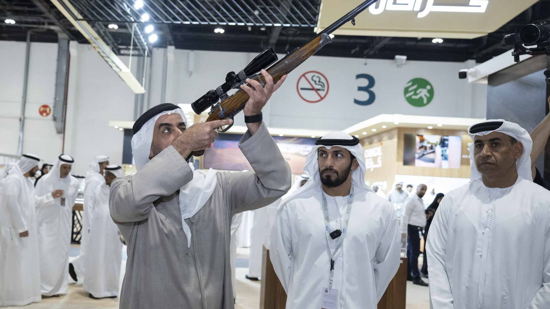 سيف بن زايد يتفقد عدداً من الأجنحة في معرض أبوظبي للصيد والفروسية