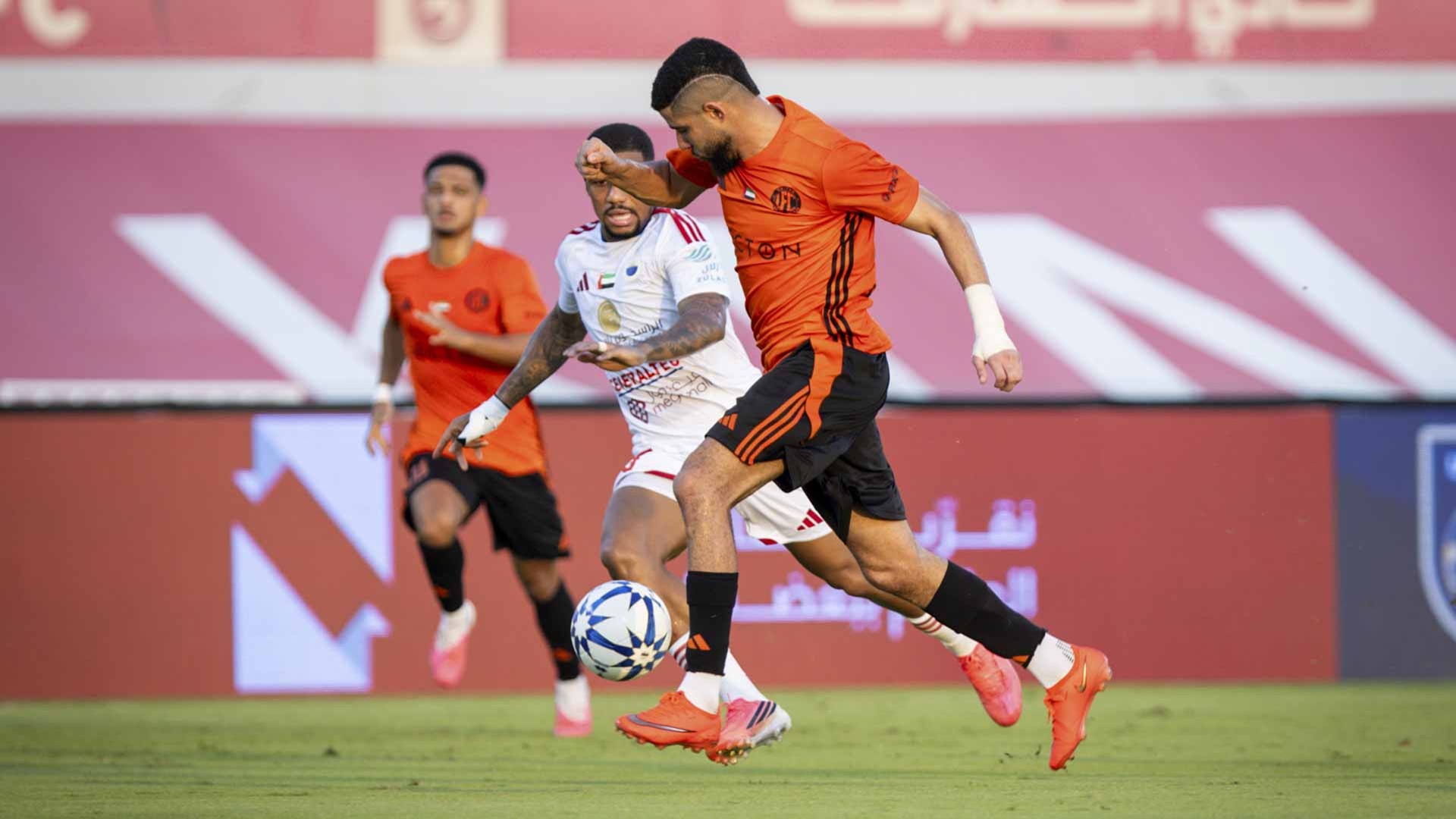 الشارقة يفوز على يونايتد مباراة الأهداف الـ7 بدوري أدنوك للمحترفين 