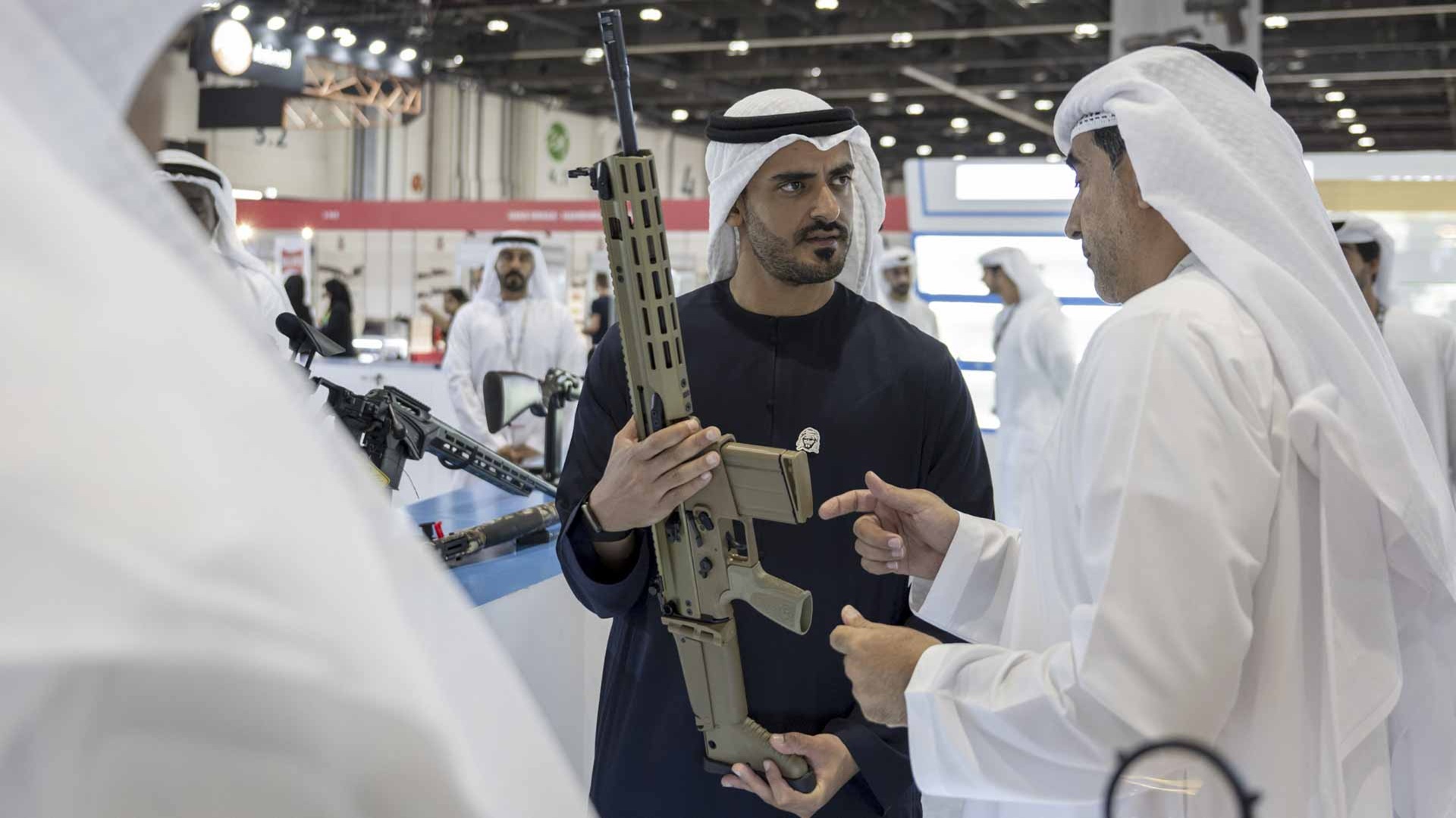 زايد بن محمد بن زايد يشهد جانباً من فعاليات معرض أبوظبي للصيد 