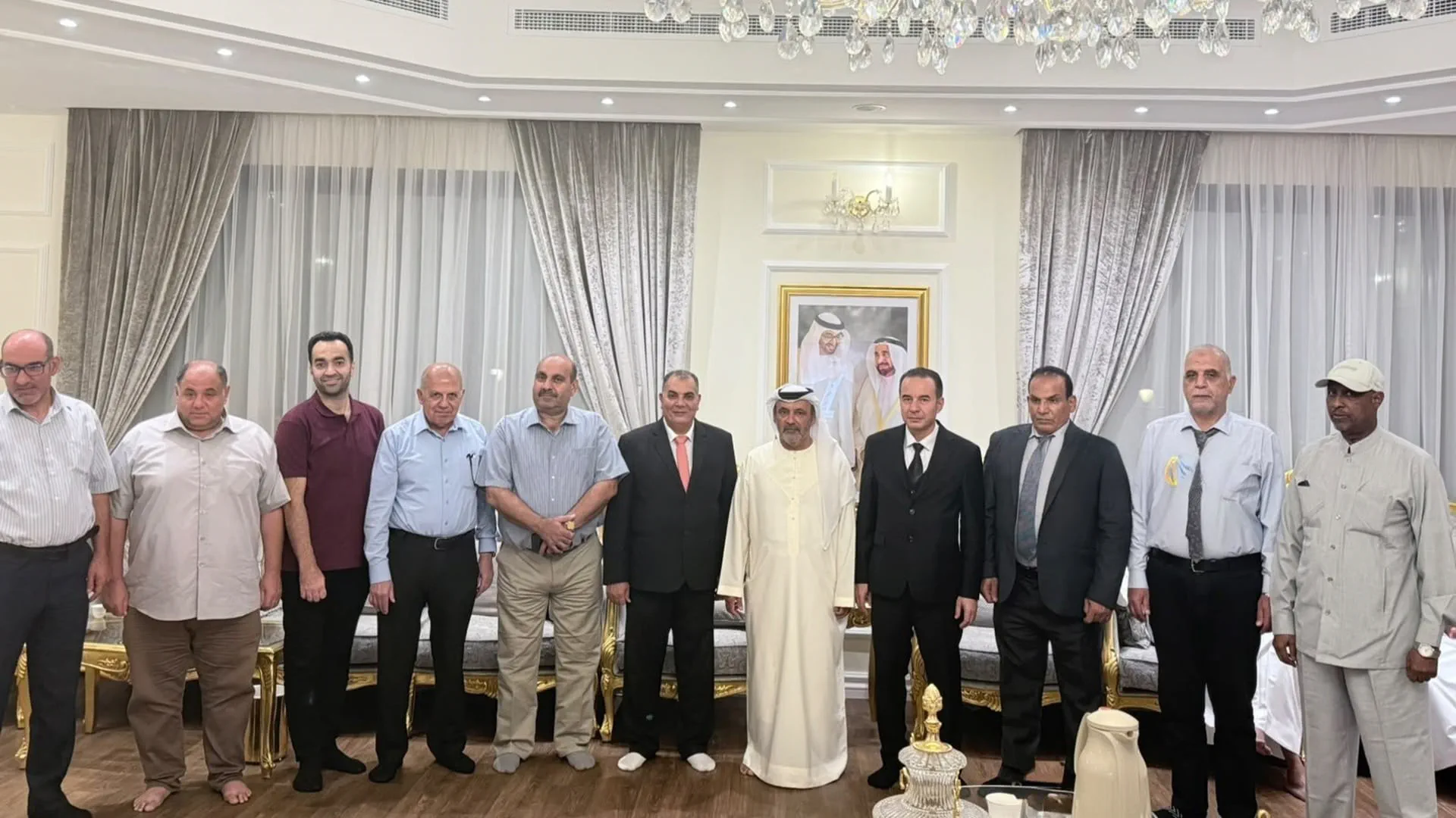 والي جزيرة أبو موسى يستقبل إداريي ومدرسي مدرسة الجزيرة 