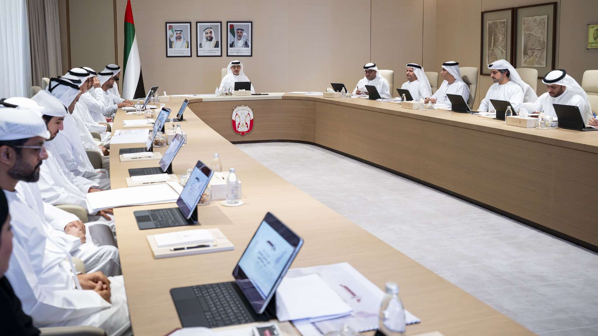 هزاع بن زايد يطلع على خطط وبرامج تطوير القطاع الرياضي في المنطقة