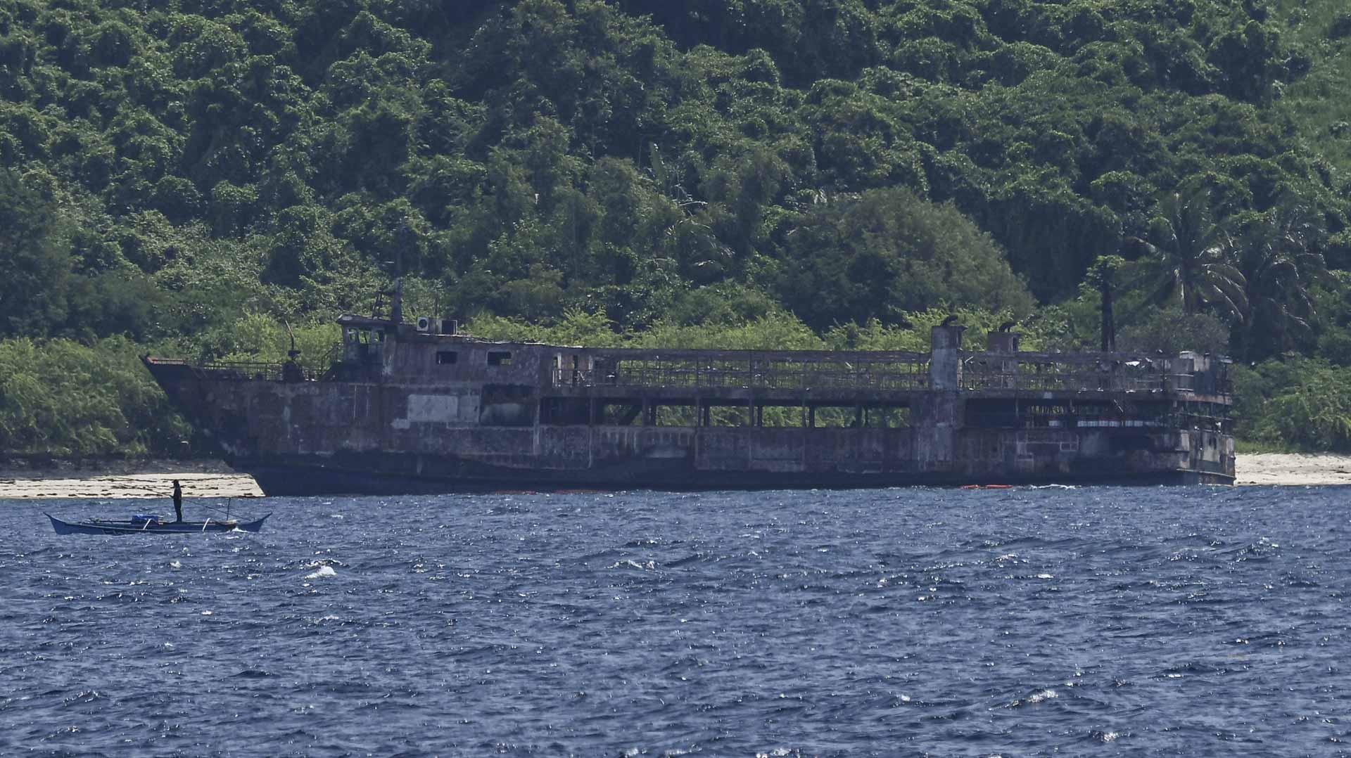 Philippine rescuers pull victims from charred ferry 
