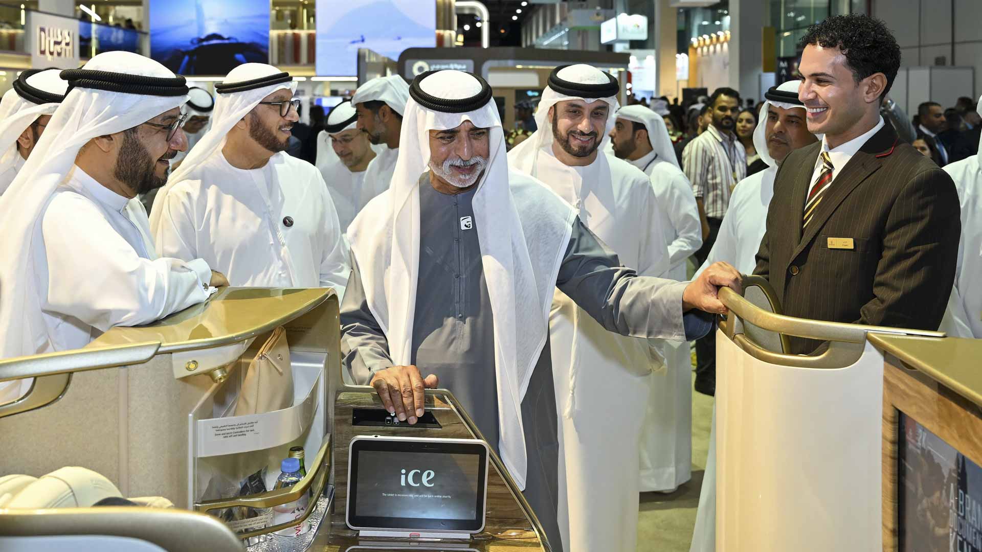 نهيان بن مبارك يزور جناح طيران الإمارات في سوق السفر العربي