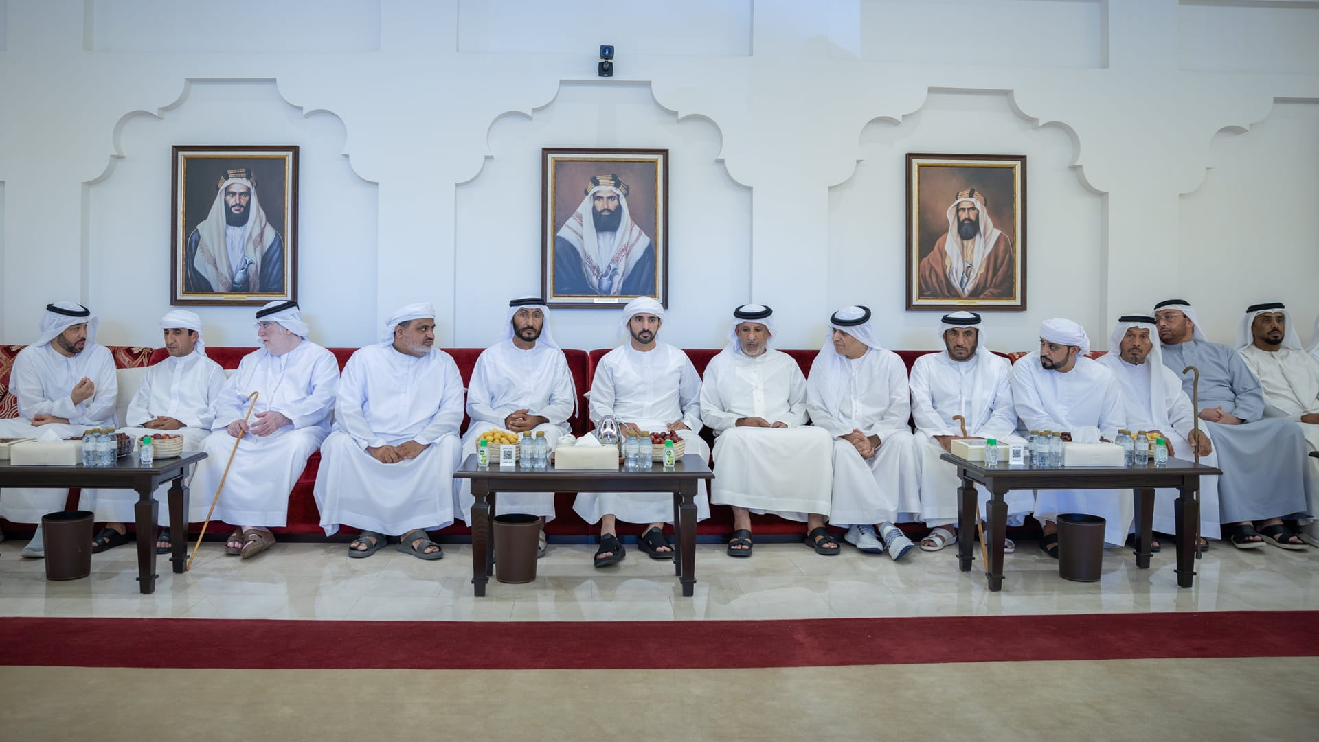 صورة بعنوان: حمدان بن محمد يقدم واجب العزاء في شهيدي الوطن المنهالي والشامسي 