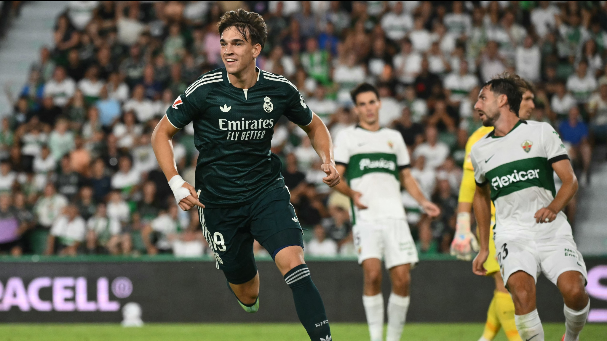 ريال مدريد يتخطى إلتشي بصعوبة في الدوري الإسباني 