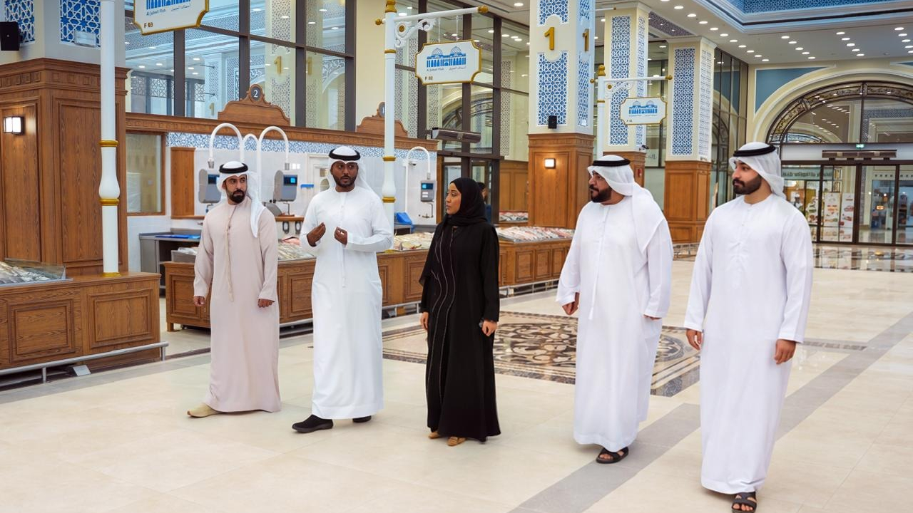 لتبادل الخبرات..سوق الجبيل كلباء يستقبل وفد بلدية دبا الحصن 