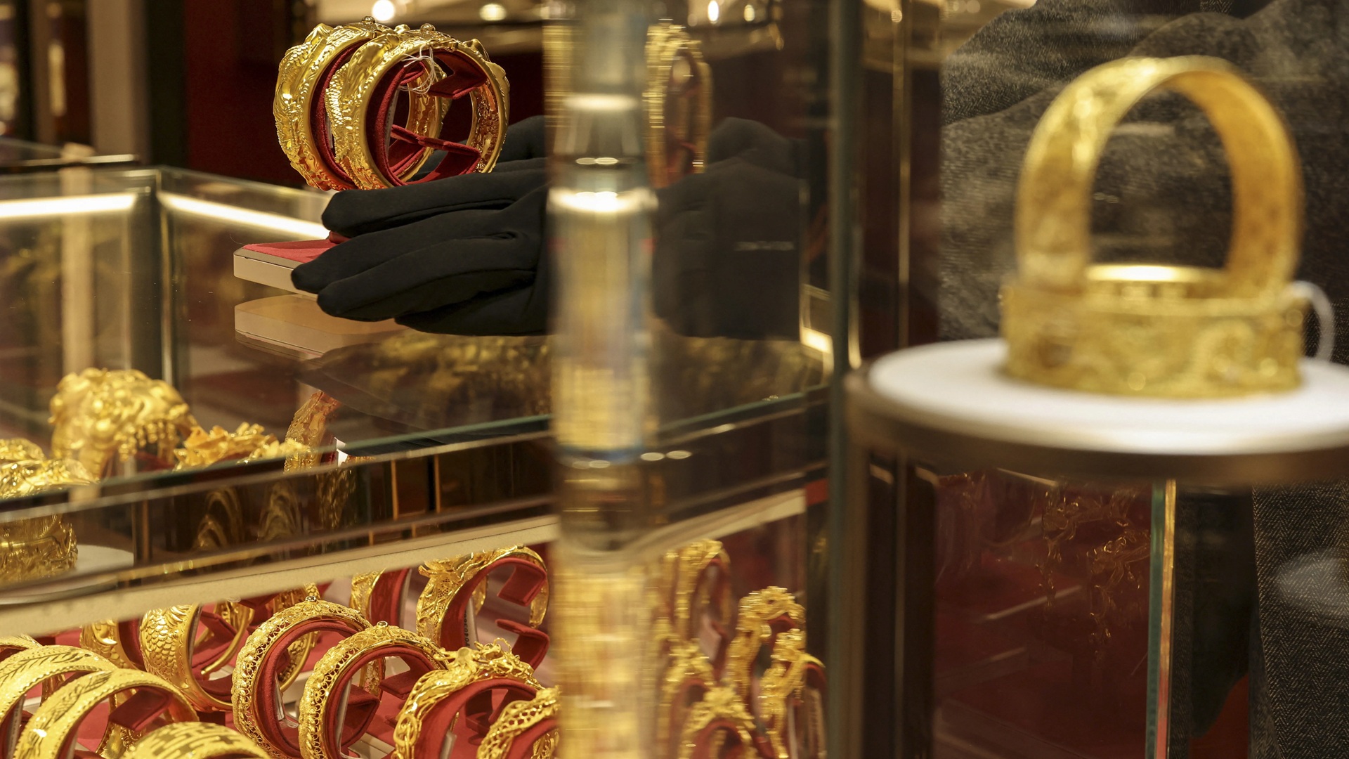 Gold rises over 1% after six-week low 