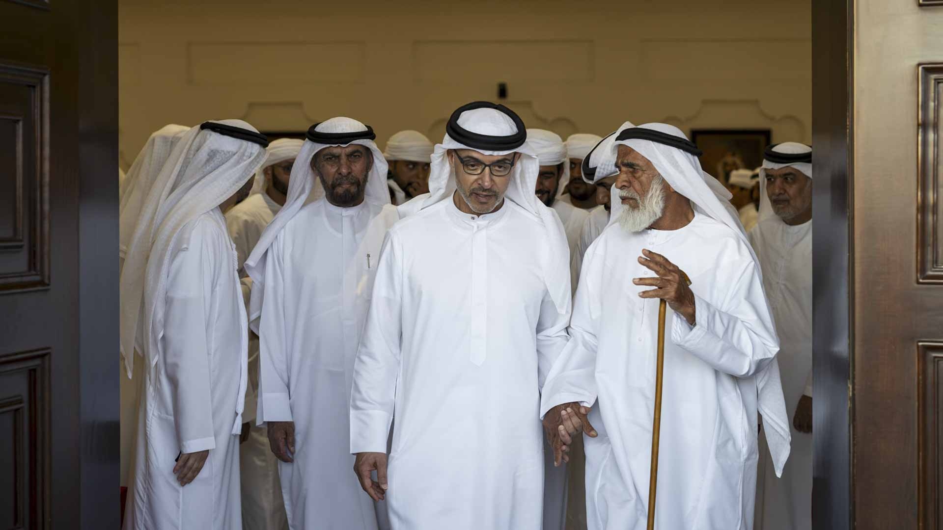 هزاع بن زايد يقدم واجب العزاء في شهيد الوطن سعيد عبد الله الشامسي 