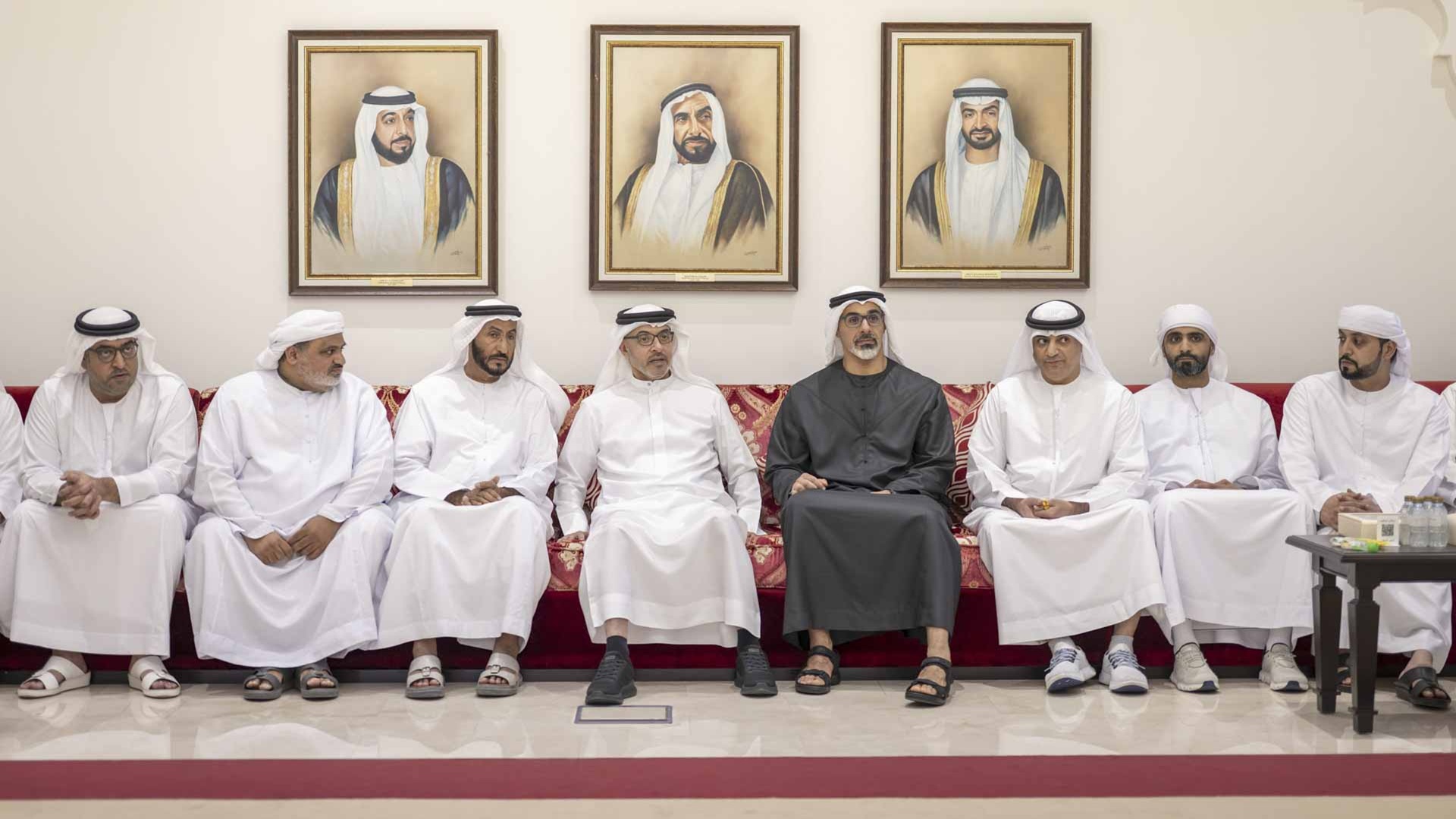 خالد بن محمد وهزاع بن زايد يعزيان أسرة الشهيد عبد الله المنهالي 