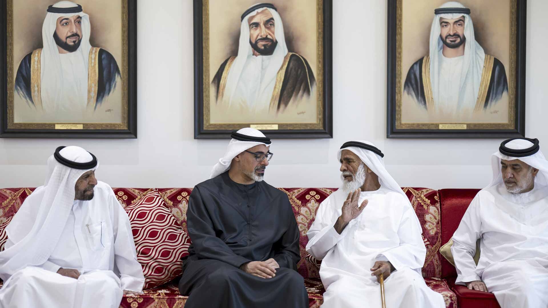 خالد بن محمد يقدم واجب العزاء لأسرة الشهيد سعيد عبد الله الشامسي