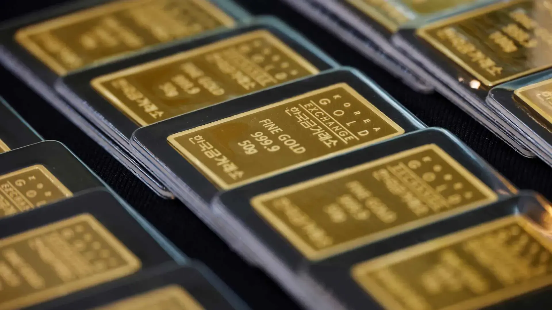 صورة بعنوان: الذهب يرتفع 0.3% مع تراجع الدولار وانخفاض أسعار النفط 