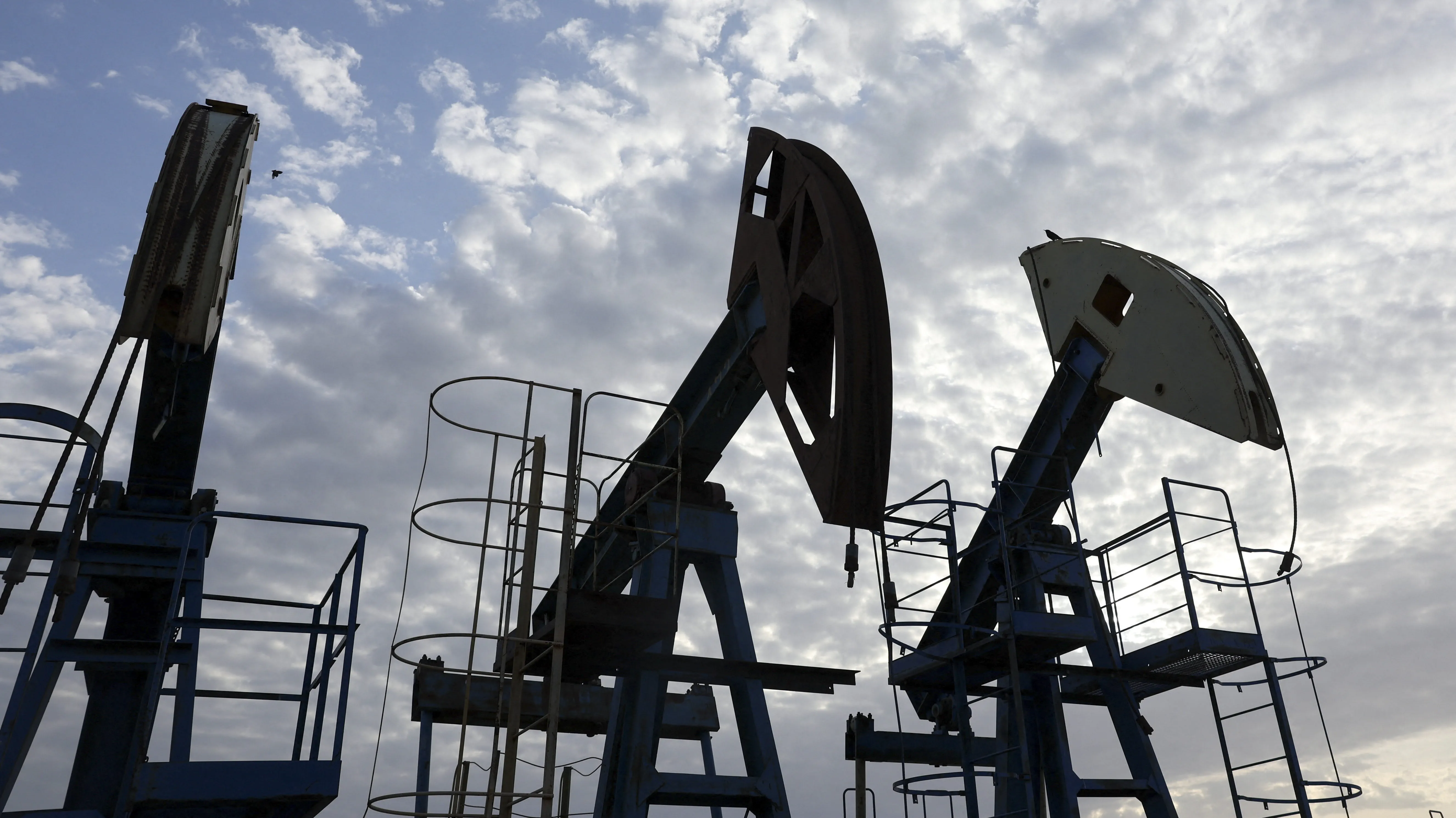 Oil prices fall 1%, Brent remains $100 mark in Asian trading