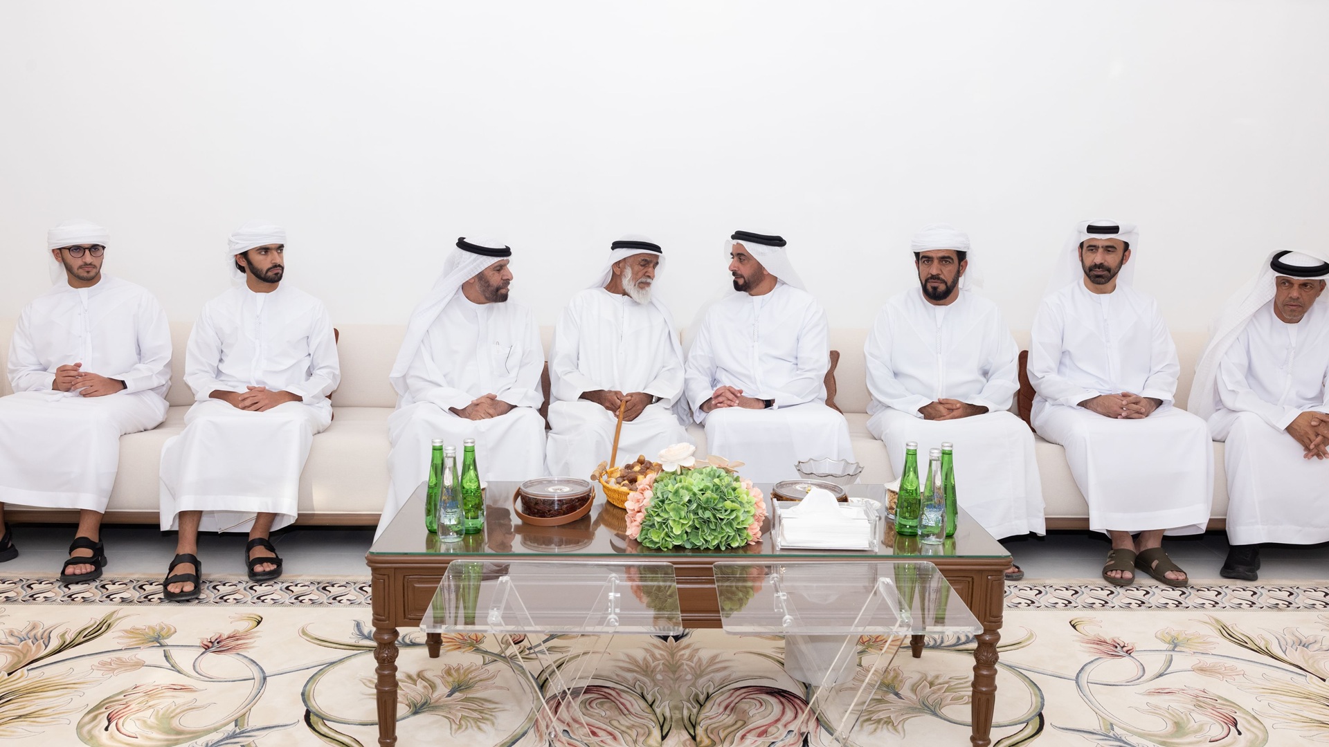 سيف بن زايد يقدم واجب العزاء بشهيدي الوطن المنهالي والشامسي 