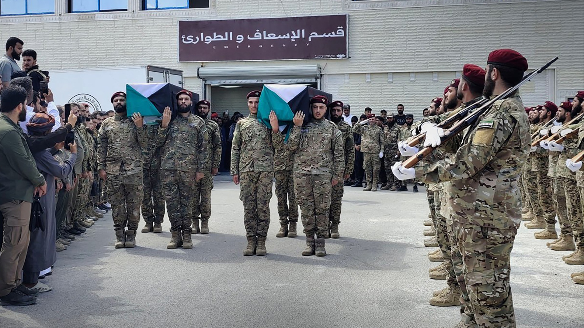 وزارة الدفاع السورية تعلن وفاة 11 من عناصرها بانفجار مستودع أسلحة 