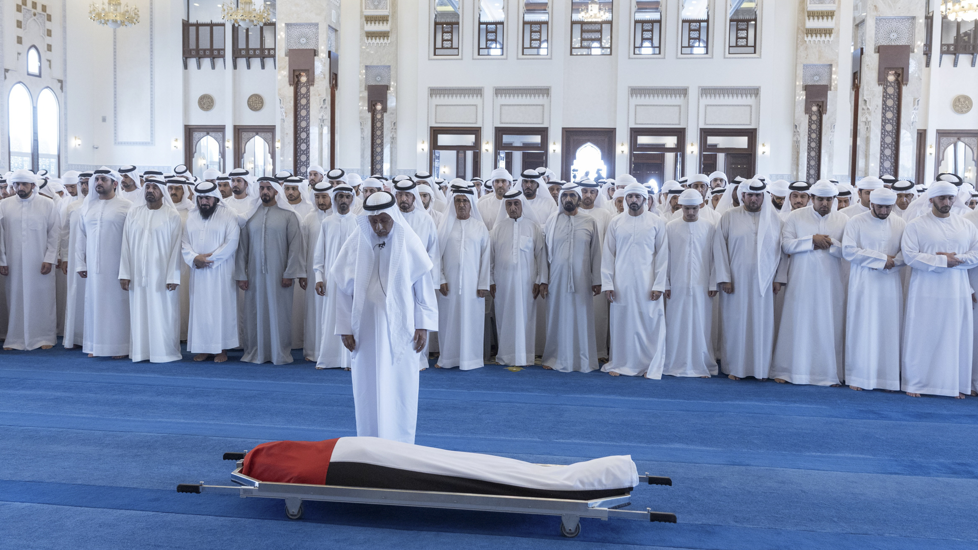صورة بعنوان: محمد بن راشد يؤدي صلاة الجنازة على جثمان أحمد بن راشد 