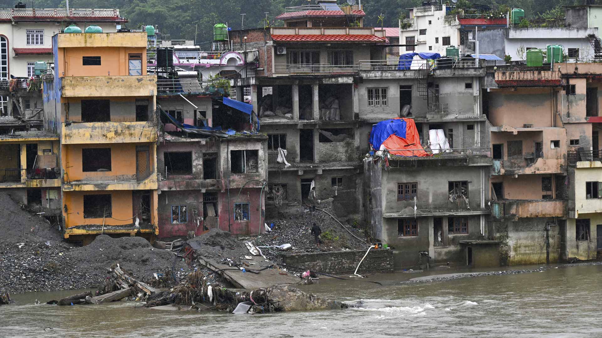 Thousands missing as Nepal flood aid needs mount 