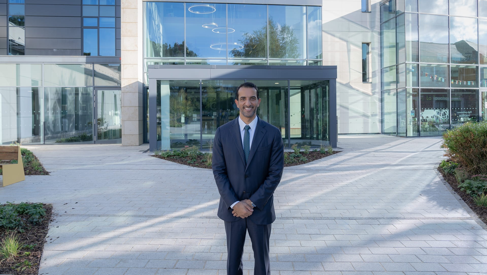 صورة بعنوان: سلطان بن أحمد ينال الدكتوراة في الدراسات الإدارية من جامعة إكستر 