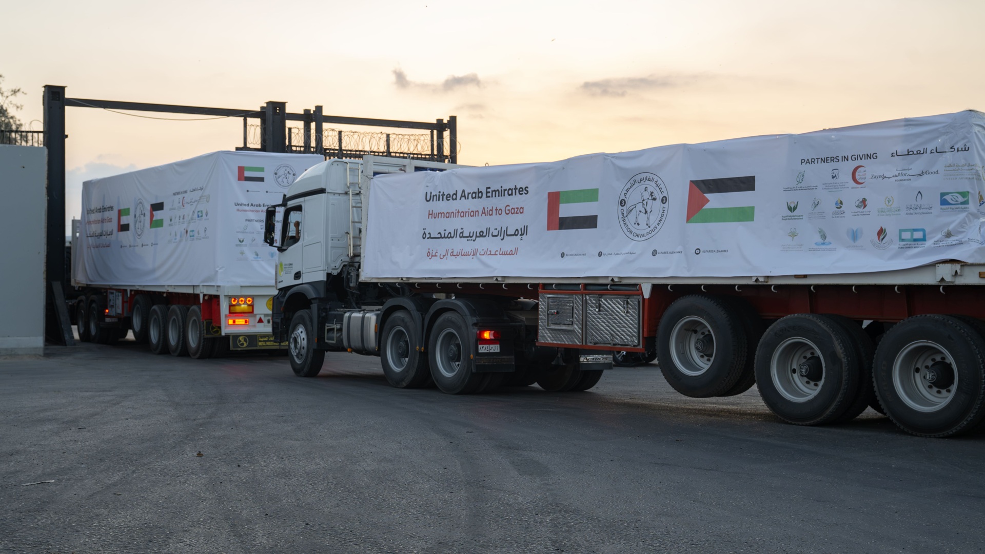 Image for the title: Three UAE aid convoys carrying 458 tonnes enter Gaza 