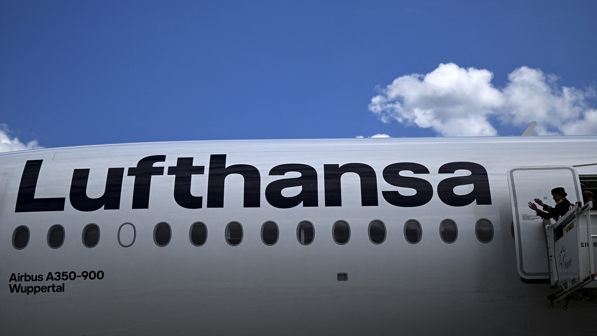 Lithium battery fire diverts Lufthansa flight to Lyon