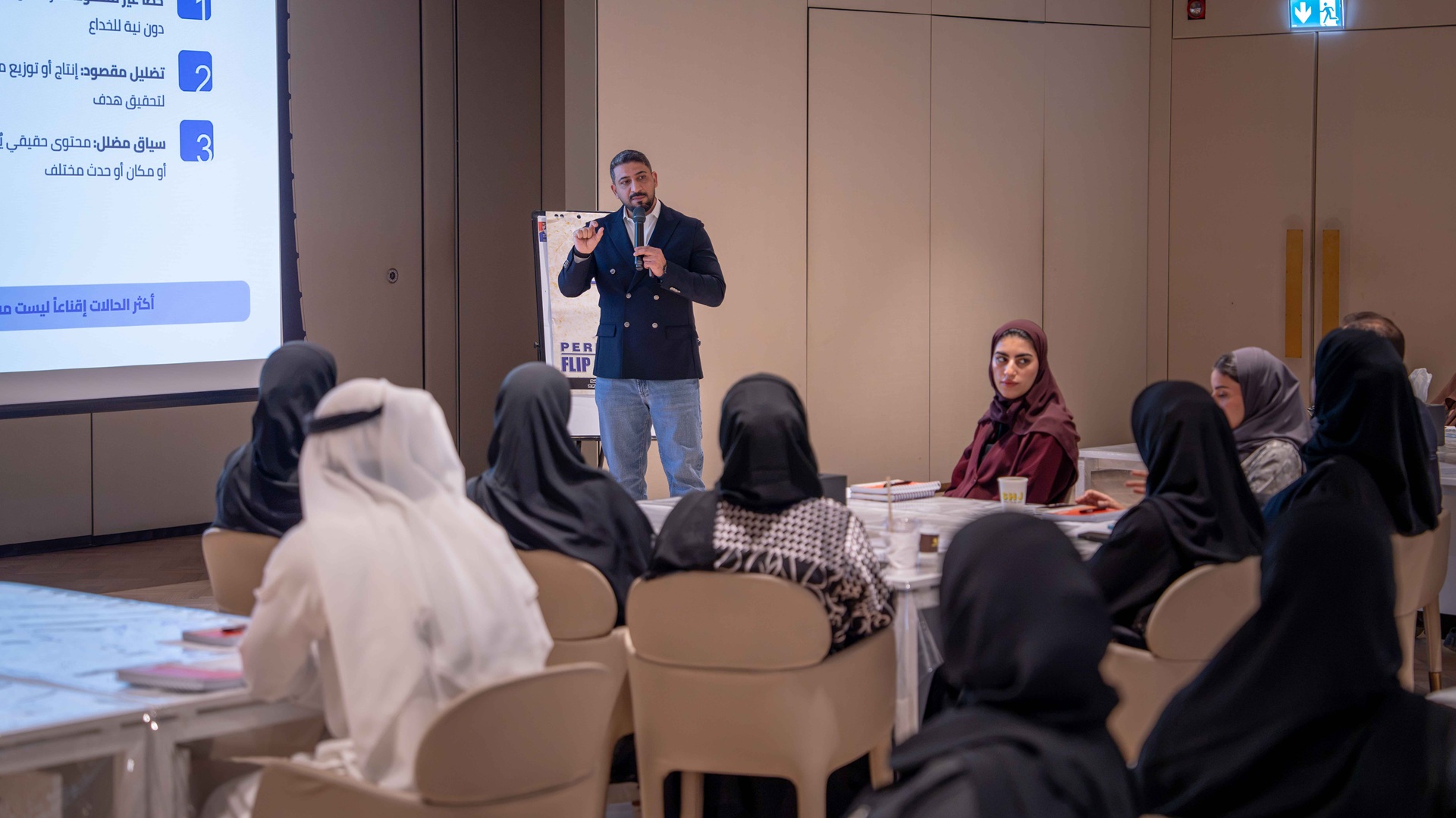 "الشارقة للصحافة" يعزز مهارات الإعلاميين بالسرد والذكاء الاصطناعي 