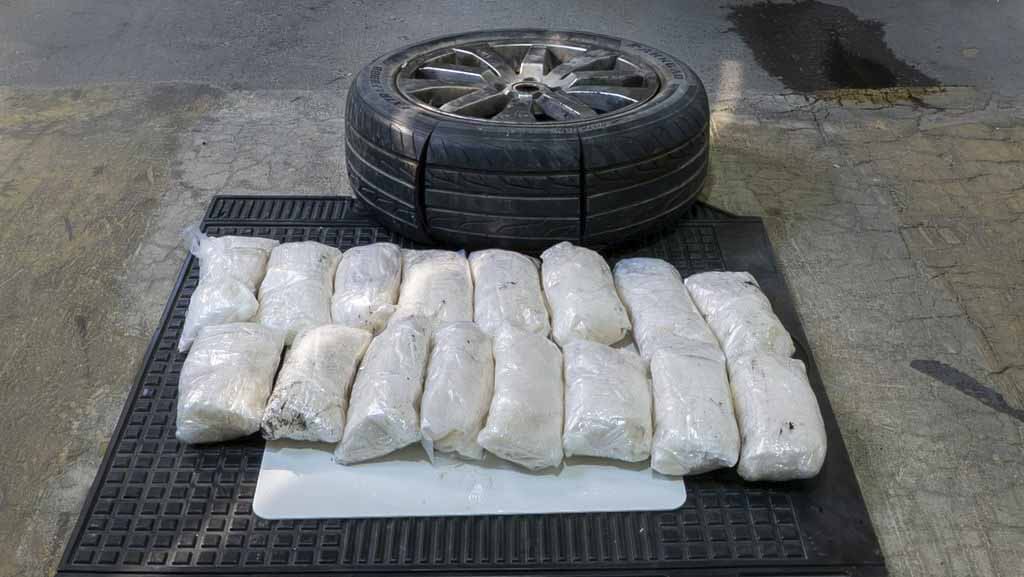 جمارك الإمارات تحبط تهريب 16.2 كيلوغرام من "الكريستال" داخل إطار  