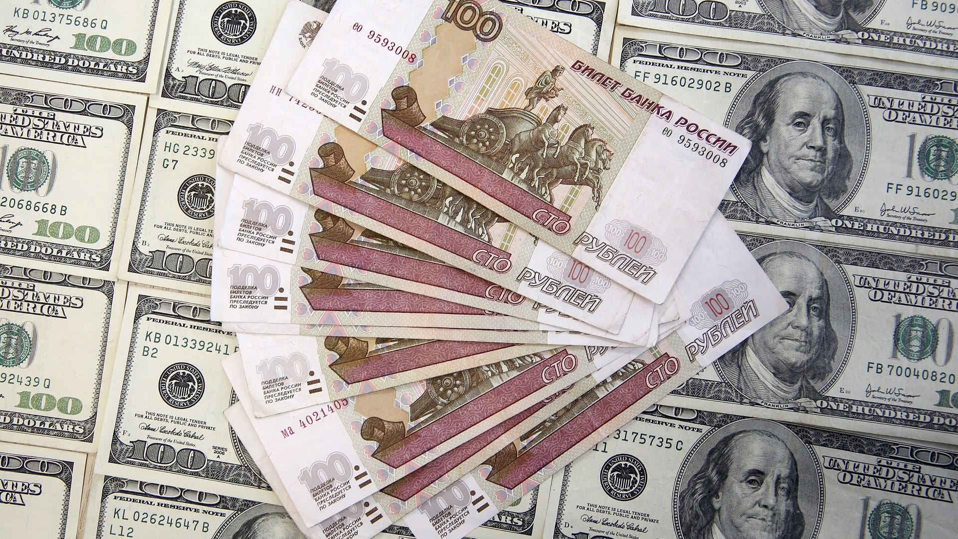 سعر صرف الدولار يسجل ارتفاعاً مقابل الروبل في بورصة موسكو